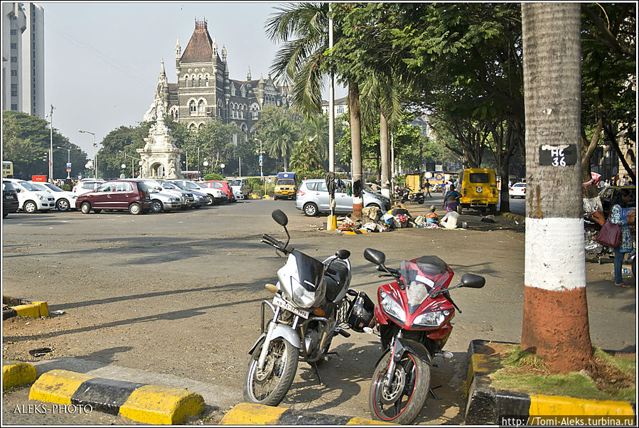 Почти у самой площади расположились простые индийцы. С виду они обычно напоминают наших цыган...
* Мумбаи, Индия