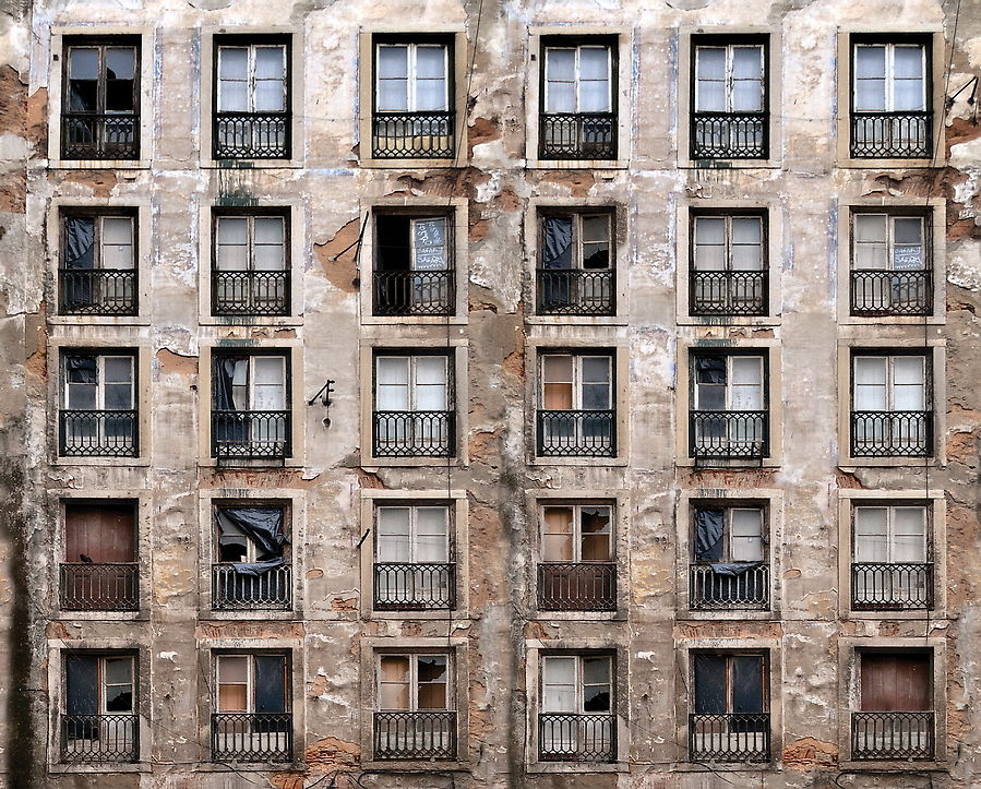 Количество не только трущоб, но и полностью заброшенных домов в соответствующем состоянии тут просто зашкаливает.