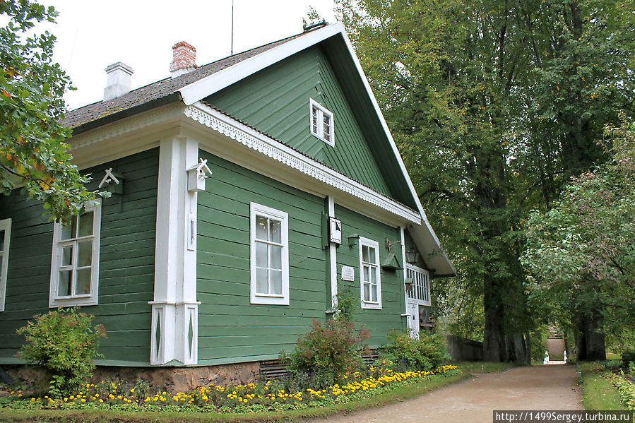 В этом доме с 1945 по 1993 год жил директор Пушкинского Заповедника Семён Степанович Гейченко.