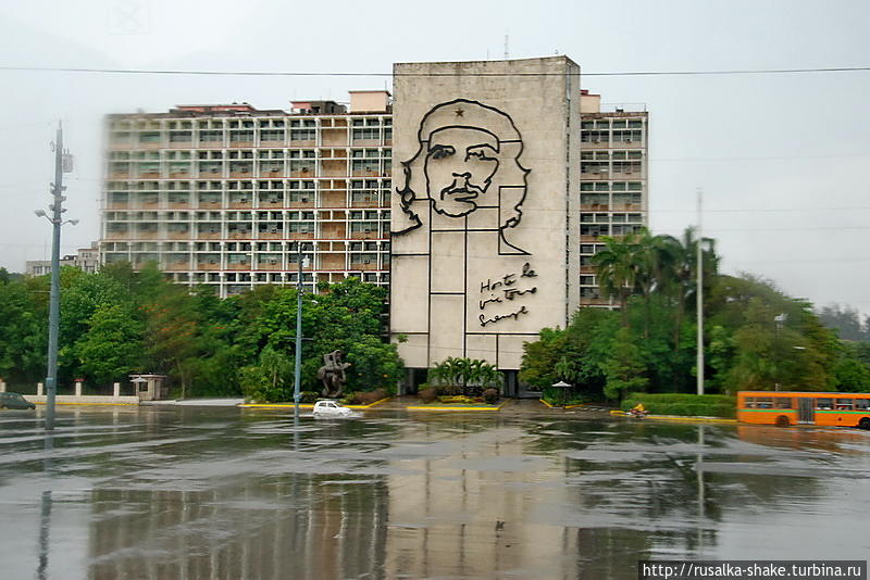 Площадь Революции в дожде Гавана, Куба
