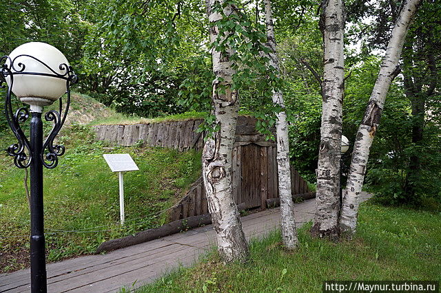 В отличии от зимних видов, все экспонаты  на территории музея  летом выглядять совершенно иначе. Спрятавшись  в зелени, они выглядят  как настоящие.
Это зимнее  жилище нивхов. Южно-Сахалинск, Россия