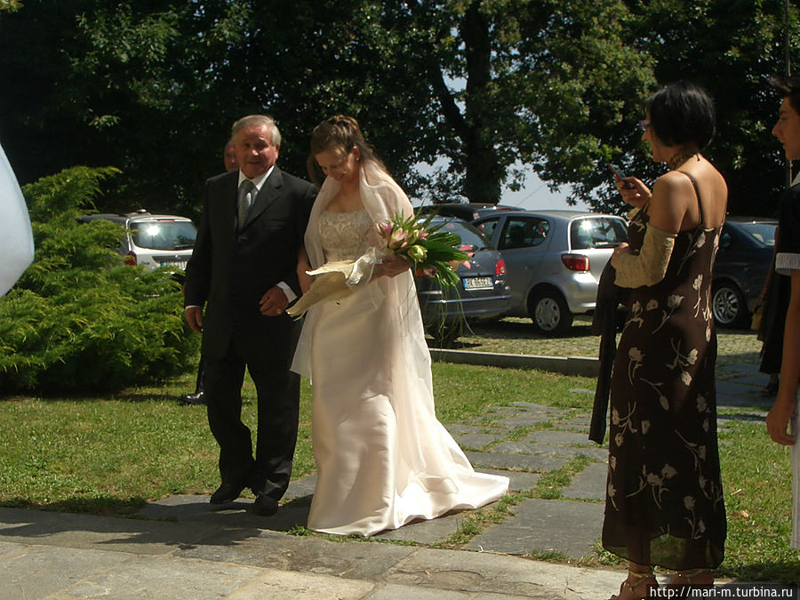 В церквушку 16 века в горах приехала на венчание свадьба. Отец ведет невесту к алтарю..