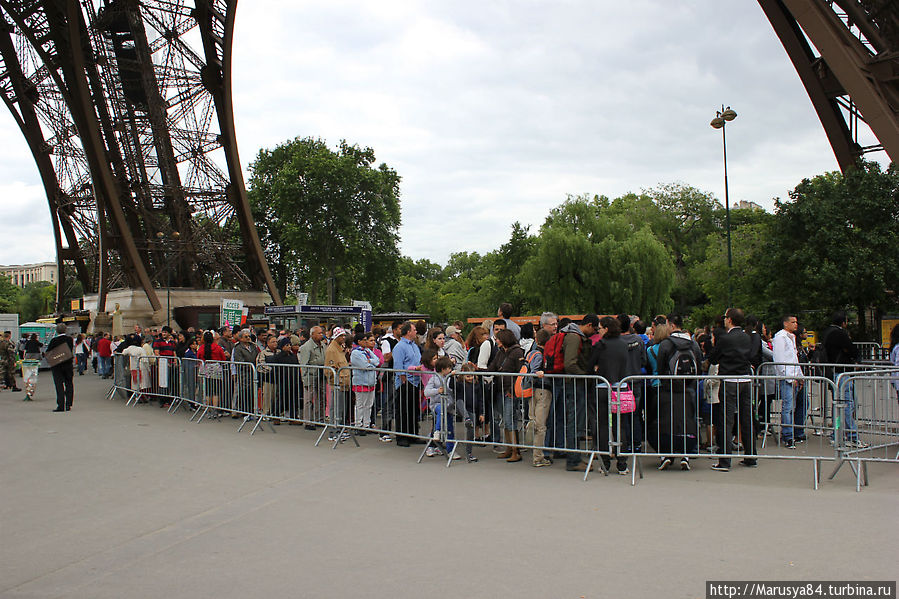 меньше трети очереди на Эйфелеву башню Париж, Франция