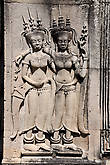 Популярный барельеф – изображение древне-кхмерских женщин. Говорят ни одна из женщин не похожа на другую, но ввиду того что здесь таких барельефов несчетное колличество, поэтому нет возможности подтвердить или опровергнуть этот факт.