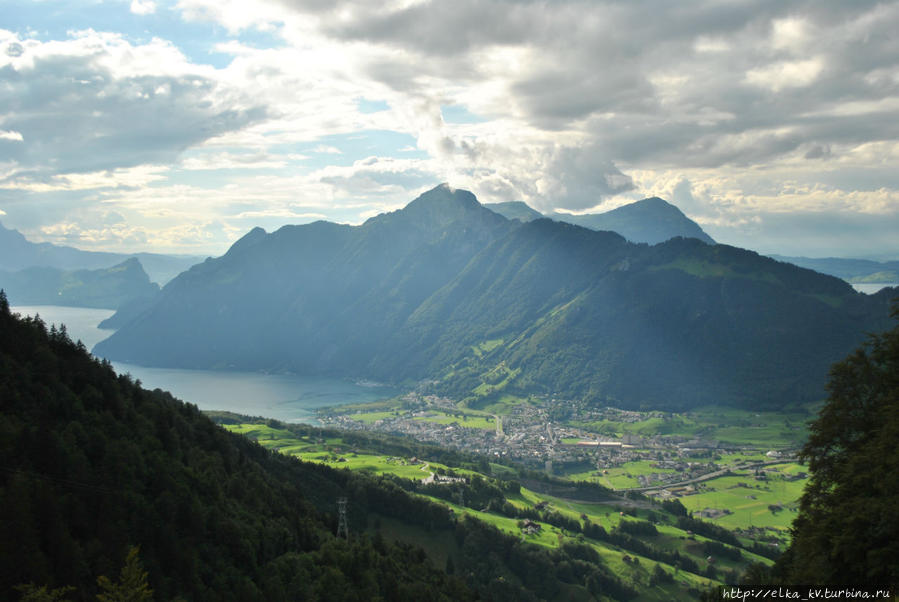 Вид на Бруннен из Штооса Бруннен, Швейцария