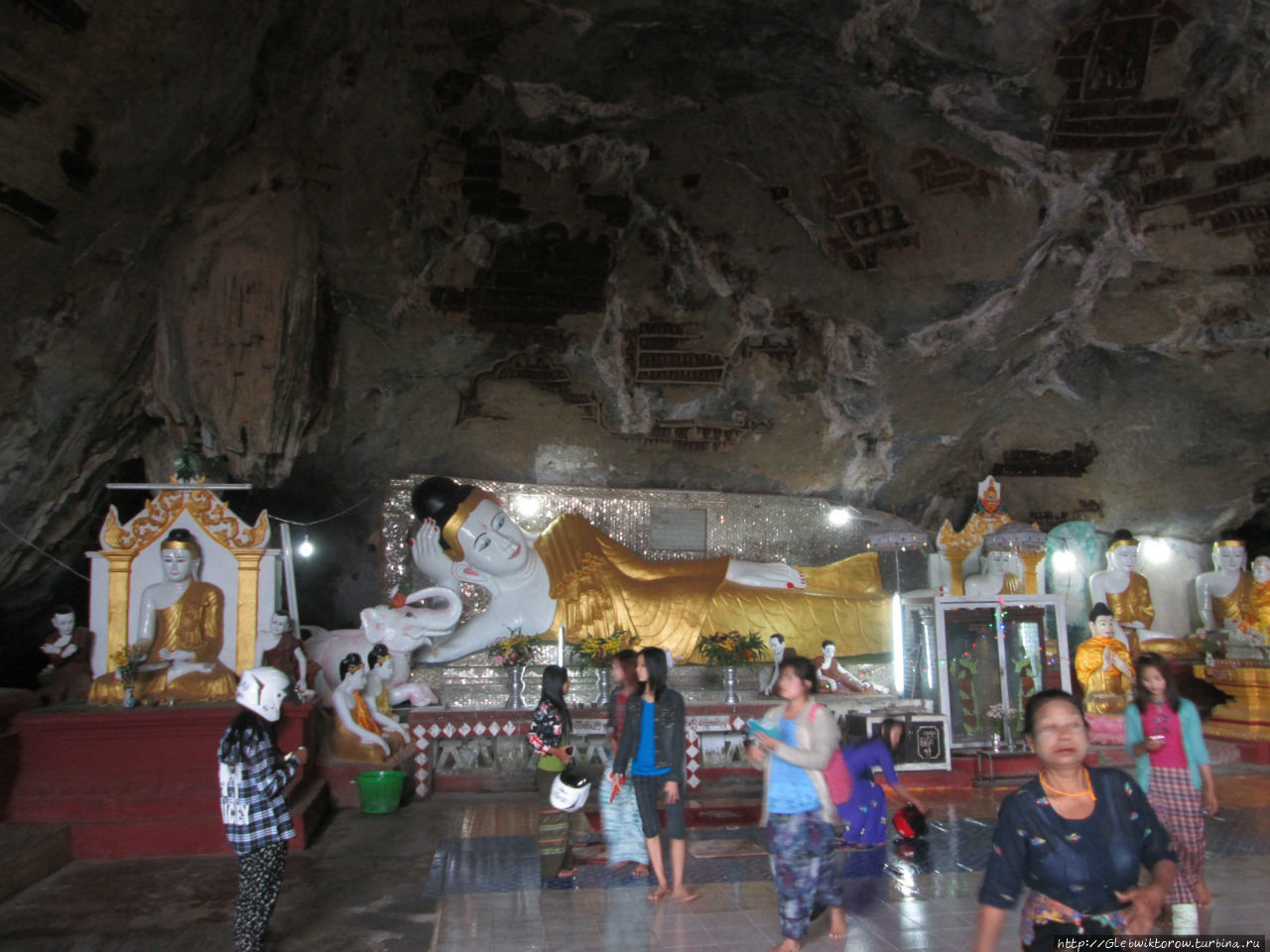 Пещерный храм Когун в жаркий январский день Хпа-Ан, Мьянма