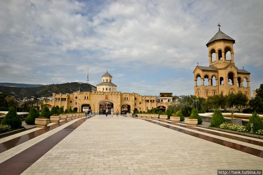 Отдельно, у входа на территорию, через главные ворота стоит колокольня. Тбилиси, Грузия
