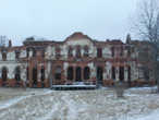 Дворец построил арх. Штакеншнейдер в 1845 году.
С 1918 года совхоз Красная Балтика. С осени 1941 по 1944 штаб гитлеровцев.