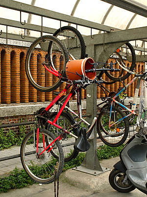 Велосипеды подвешивают вертикально