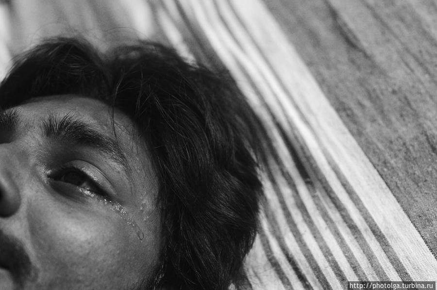 Сунил плачет, вспоминая дом Негомбо, Шри-Ланка