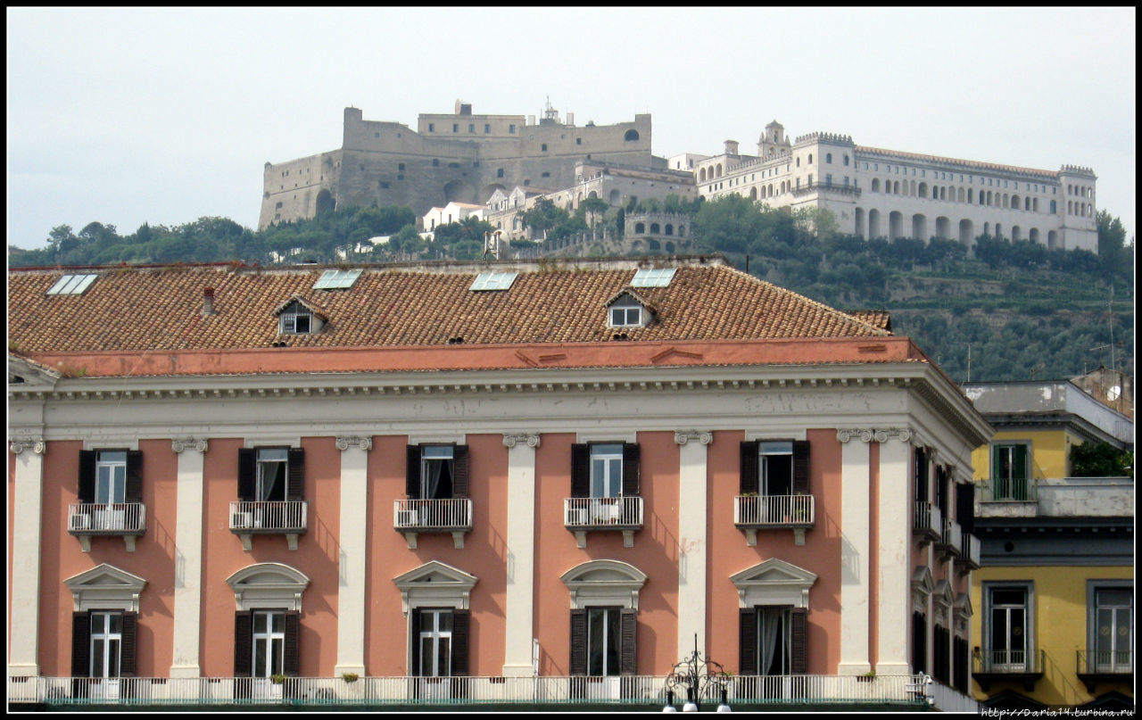 Замок Сант Эльмо и монастырь Чертоза ди Сан Мартино, на строительство которого потребовалось 40 долгих лет Неаполь, Италия