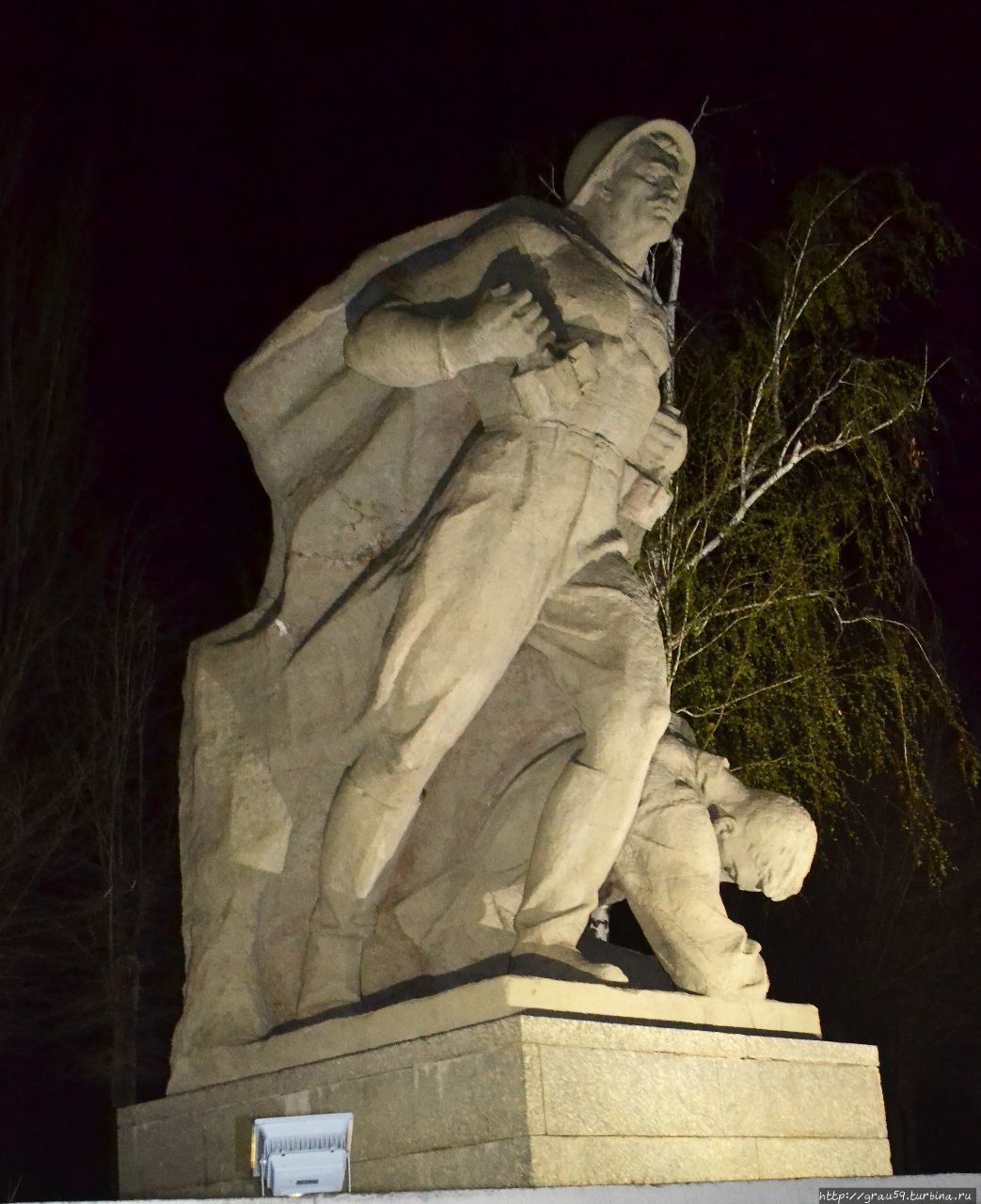 Мамаев курган ночью Волгоград, Россия