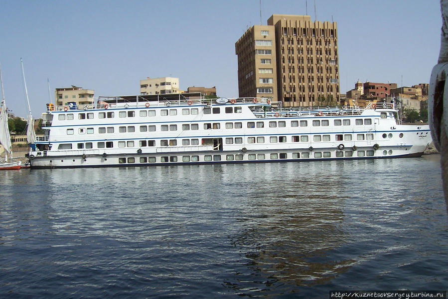 Наш корабль, пришвартованный в Асуане Асуан, Египет