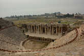 отреставрированный театр и замечательно надо сказать отреставрированный
один из крупных античных театров в Турции. Вместимость — 10-12 тыс. зрителей. Руины театра подверглись масштабной реконструкции в период 1960-2013гг.