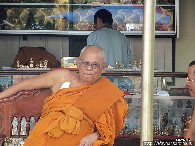 Это он,которого ждали.Видно,что очень больной,но при исполнении.Очень улыбчивый,приветливый,но в этот момент,видимо,прихватило....