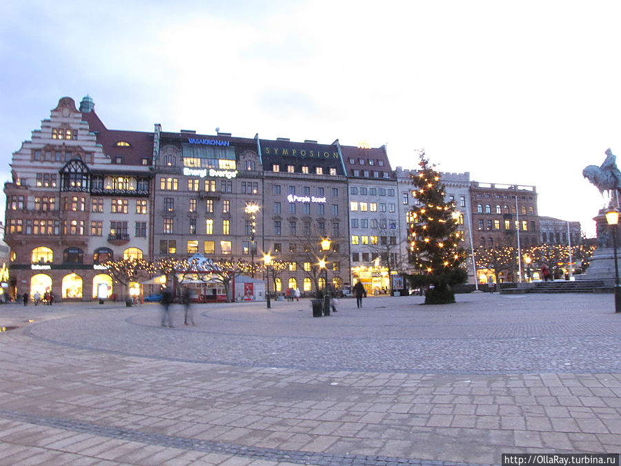 Большая рыночная (главная) площадь Мальмё — (Stortorget)  была построена в 1536 году по инициативе мэра  Йоргена Кока. Кстати, Мальмё — третий по величине город Швеции. Мальмё, Швеция
