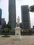 Памятник основателю Сингапура Раффлзу