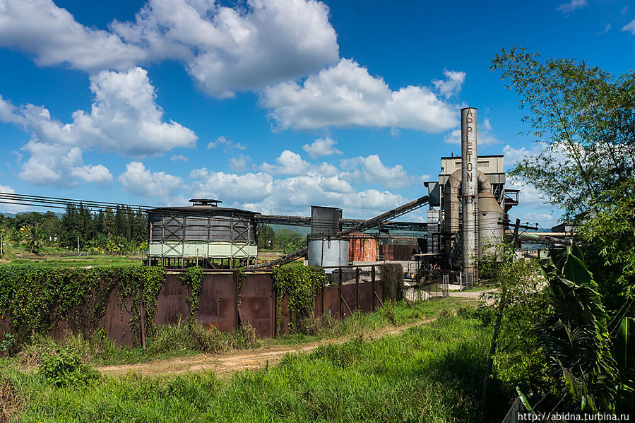 Вдали виднеется современное производство