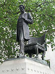 5 долларов — так в народе называют скульптуру американского президента Авраама Линкольна, также стоящего на Парламентской площади.