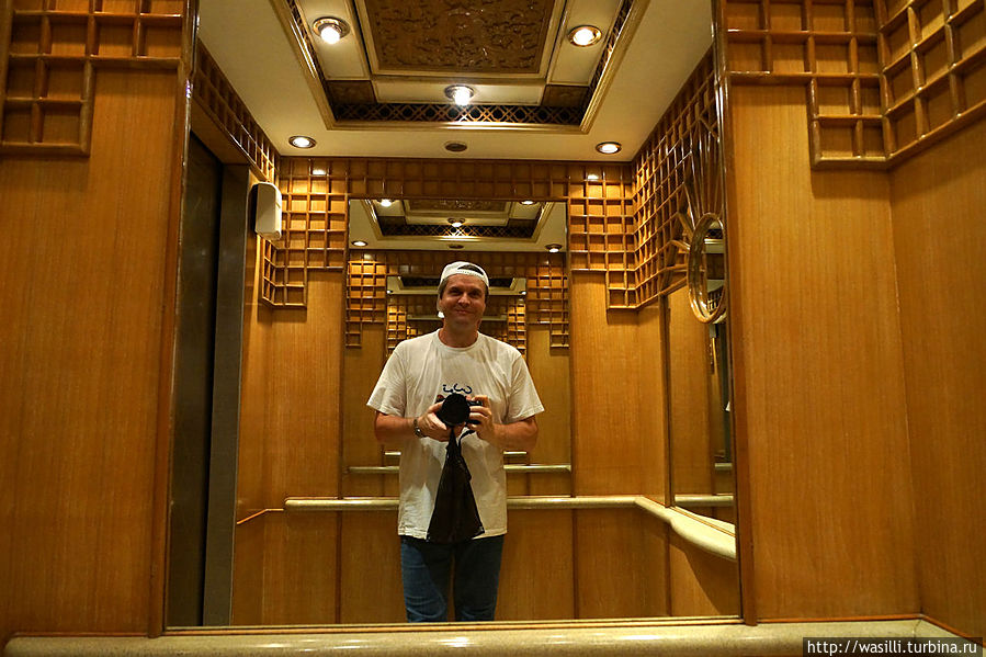 В лифте отеля Melia Purosani 5*. Джокьякарта.