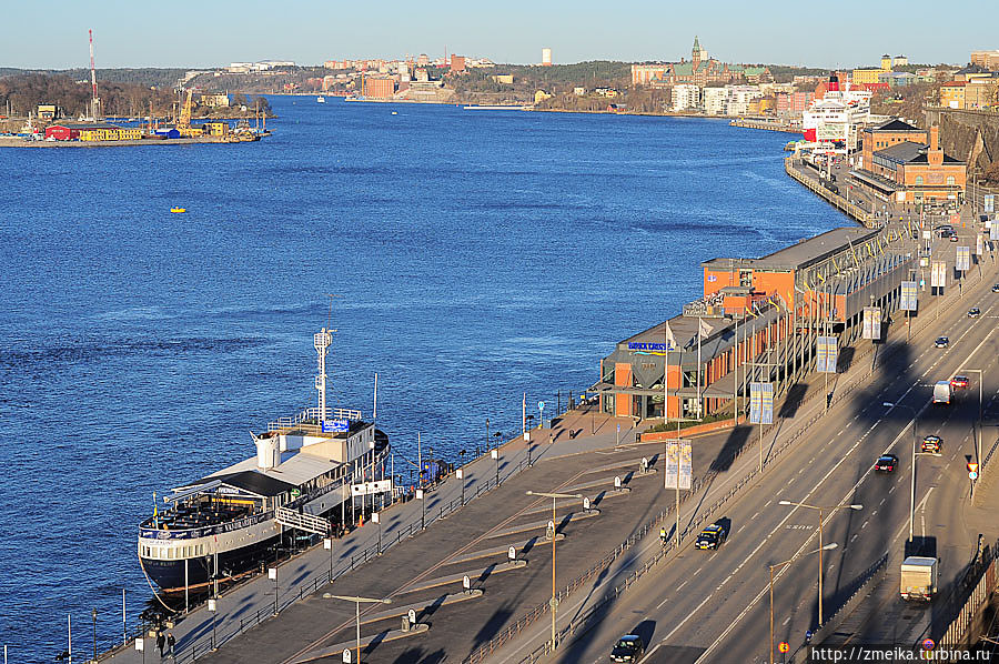 Направо — набережная и уже видно терминалы разных паромных компаний. Стокгольм, Швеция