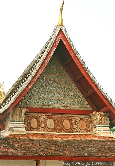 Ват Тхат Луанг. Тимпан с цветочным орнаментом. Фото из интернета