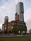 Hotel New York, а сзади головное здание Роттерадмского порта — Port of Rotterdam