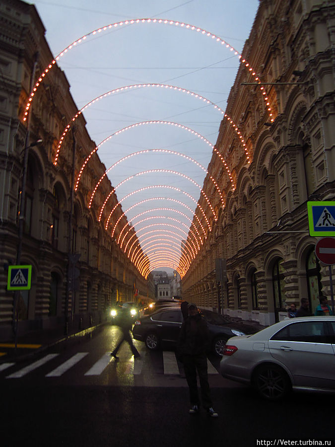 Ура, мы выбрались из ГУМа. Москва, Россия