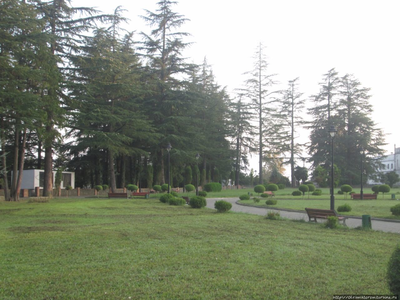 Прогулка утром около дворца Дадиани Зугдиди, Грузия