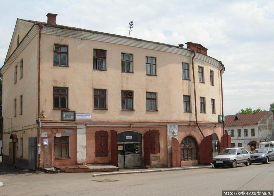 Еще одно оригинальное закругленное здание, тоже похоже из старых времен Киров, Россия