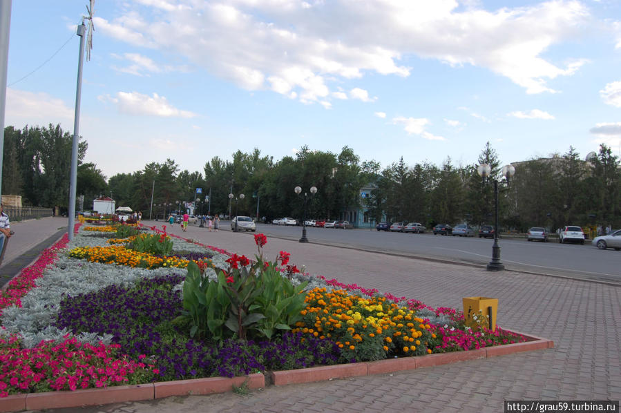 Вдоль по главной улице Уральска Уральск, Казахстан