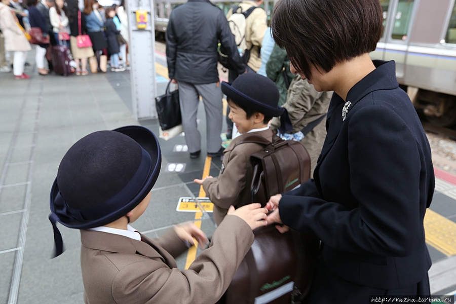 Детишки на станции Камакуры Камакура, Япония