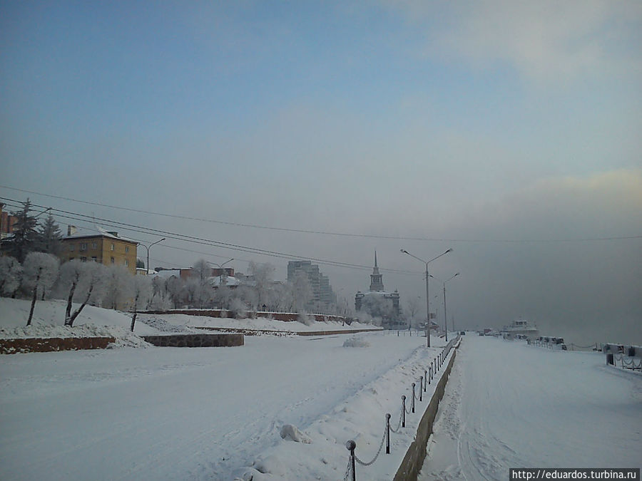 Зимняя набережная ледяного Енисея Красноярск, Россия