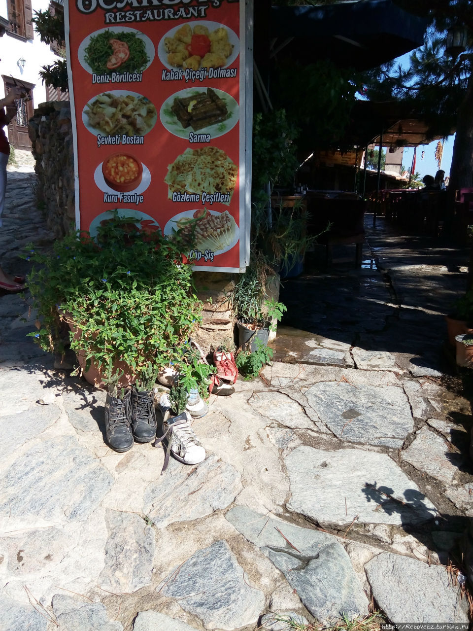 У одного ресторанчика Шириндже (Şirince) вот такие оригинальные клумбы Шириндже, Турция