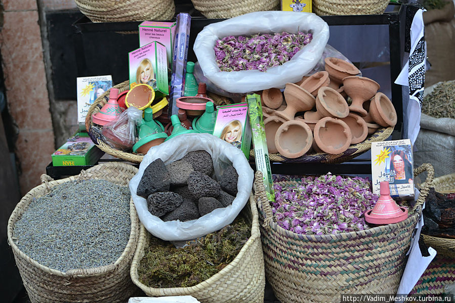 Специи на рынке Марракеш, Марокко
