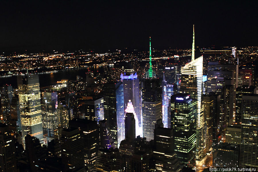 Вид с Эмпайр Стейт Билдинг. Светится огнями Таймс-сквер. Нью-Йорк, CША