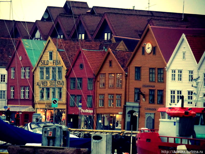 Bryggen-всемирное наследие UNESCO. Тут много кафе, ресторанов, где можно попробовать традиционную норвежскую кухню. Берген, Норвегия