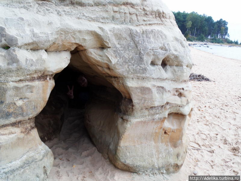 В утесе  Вецземью можно найти , залезть в пещерки самых разных размеров Салацгрива, Латвия