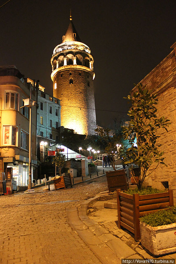 Ночной вид на Галатскую башню из переулка. Стамбул, Турция