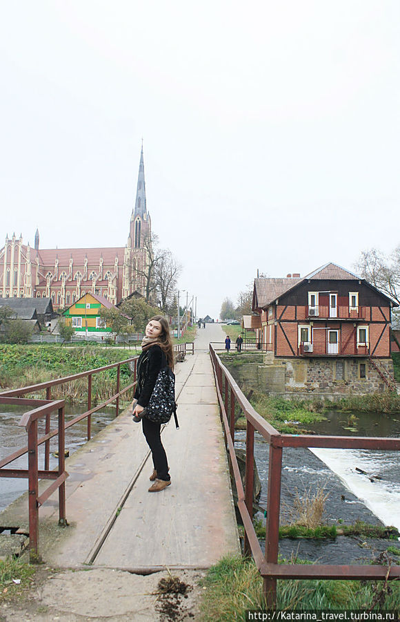 С правой стороны домик- чудесное кафе