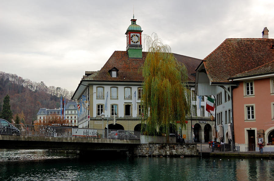 Вид на старый город с набережной Ааре Тун, Швейцария
