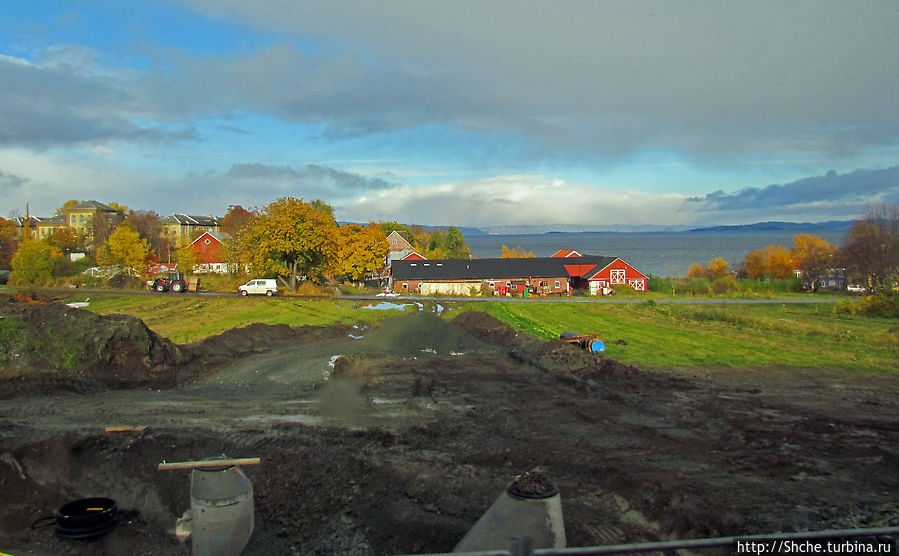 Обычный городок на берегу фьерда Trondheimfjerden