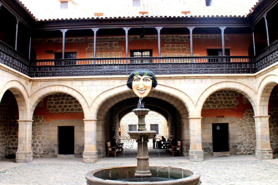 Главный вход в музей Потоси, Боливия