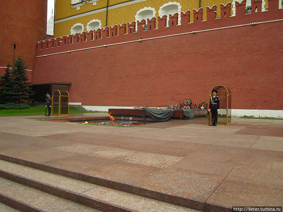 Бедные солдаты, искренне сочувствую им. Целый день строевая подготовка и несколько часов подряд стоять без движения – незавидная участь.