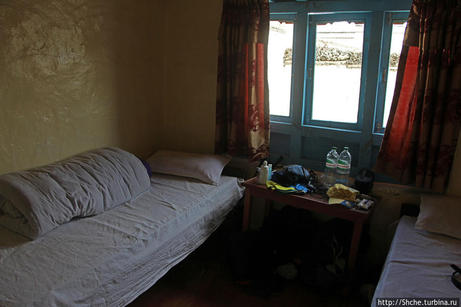 маленькая комната, окно в одно стекло (ночью заморозки), отопления нет, воду еще не включили.. Ло-Мантанг, Непал