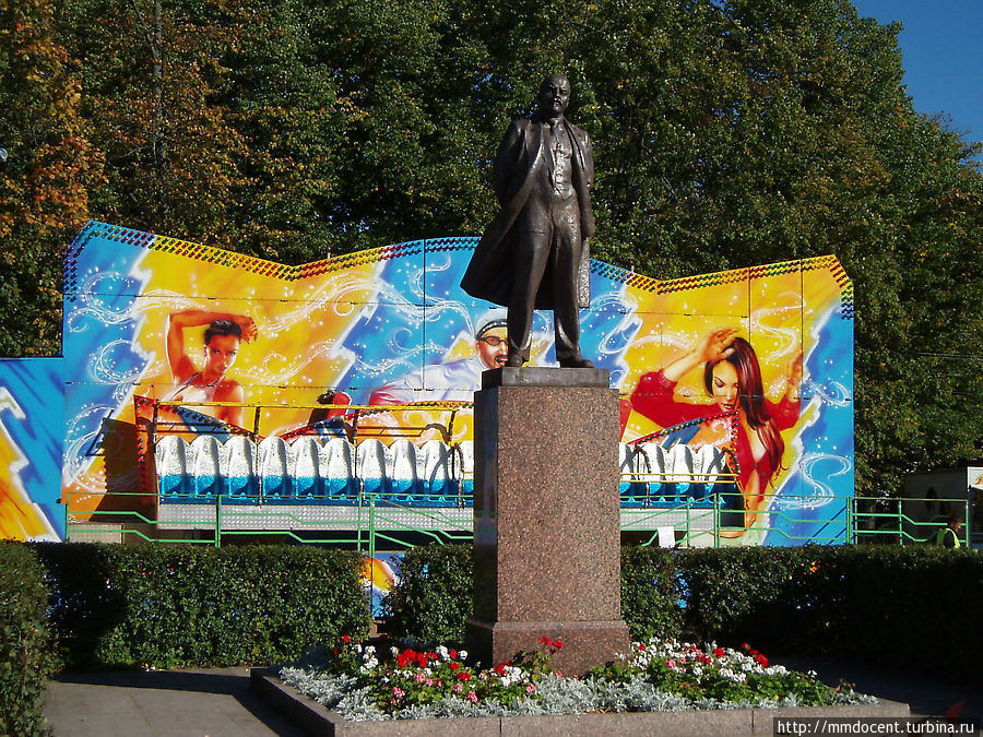 У памятника Ленину такая поза, как будто он отнекивается от своих поступков Приозерск, Россия