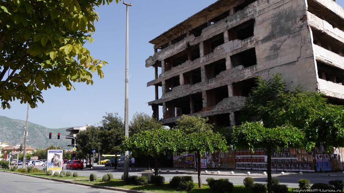 Мостар до сих пор служит живым напоминанием о последней войне 90-х годов — рядом с красивыми отреставрированными домами соседствуют развалины, на восстановление или снос которых у страны нет средств. Мостар, Босния и Герцеговина