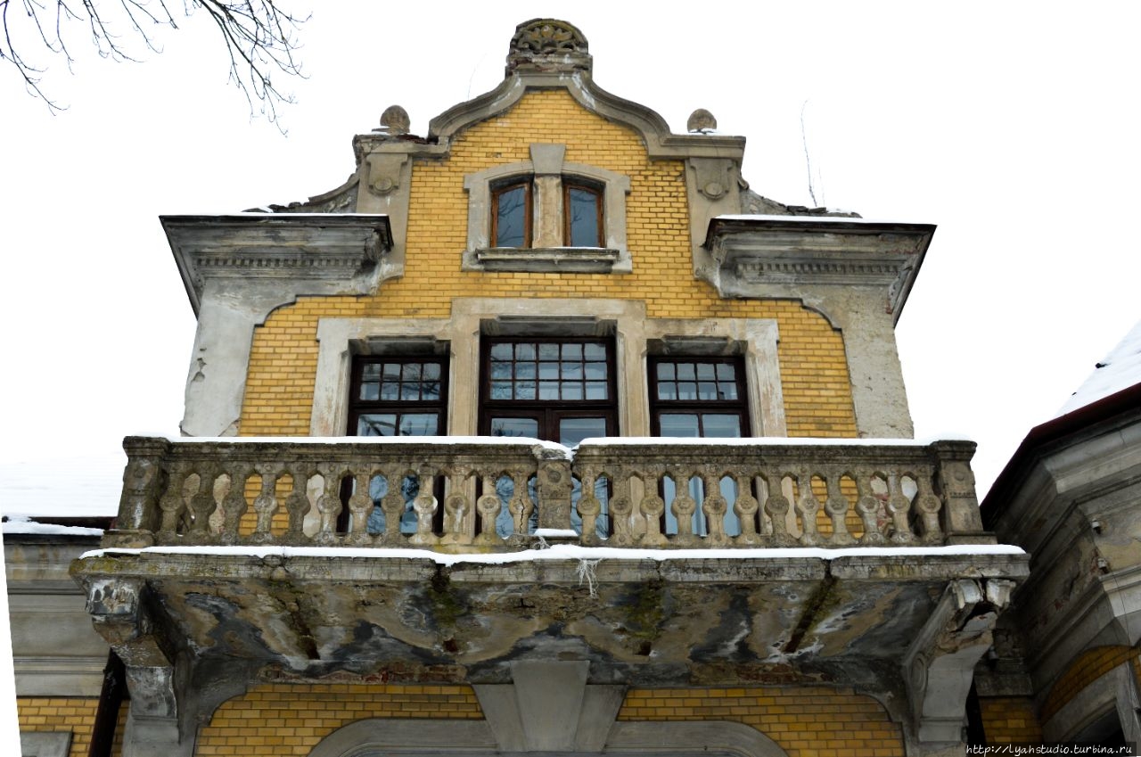 Увы, этому балкону остало Увы, этому балкону остало