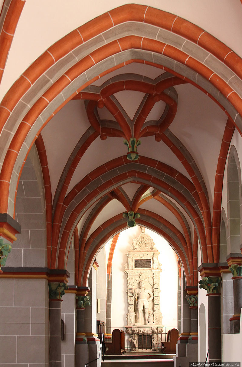 Церковь св.Петра. Начало постройки ок. 1200 (foto Wikipedia) Бахарах, Германия