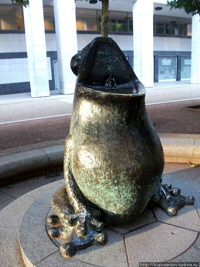 А рядом с фонтаном большая лягушка скульптора Клода Торичини. Париж, Франция